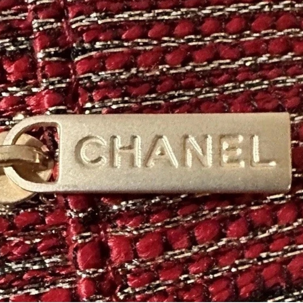 NEW CHANEL Red Tweed Makeup Bag Pouch 2022 Edition. Gold front & zip logo. NIB - Picture 3 of 7